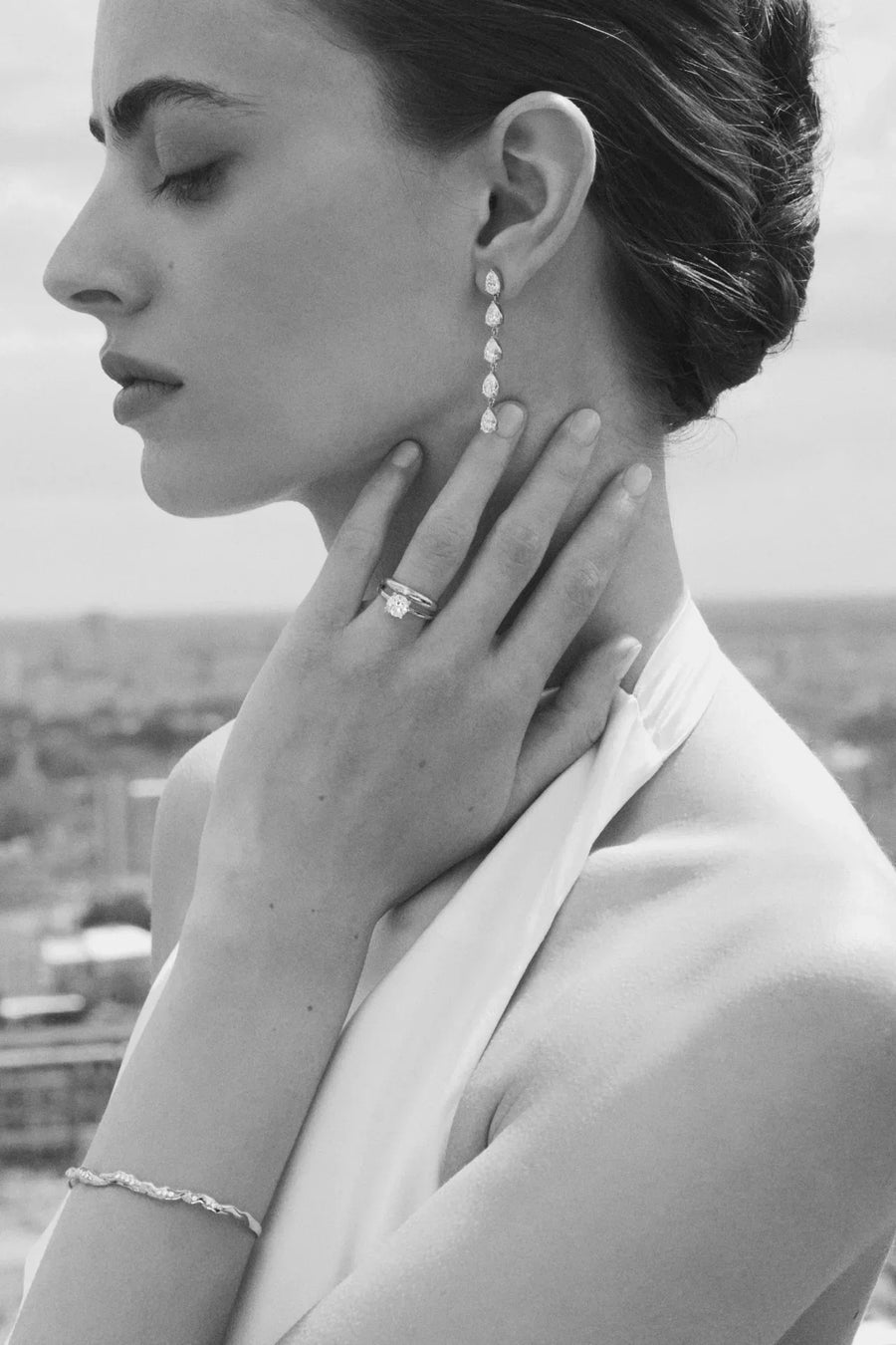 Kolczyki i bransoletka z brylantami z kolekcji BELLER Bridal na modelce