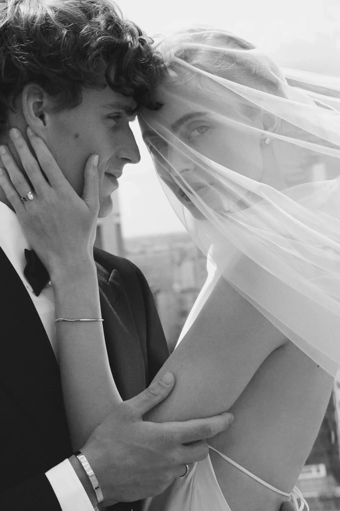 Komplet biżuterii ślubnej BELLER na modelce: obrączka, kolczyki i bransoletka z brylantami z linii Bridal