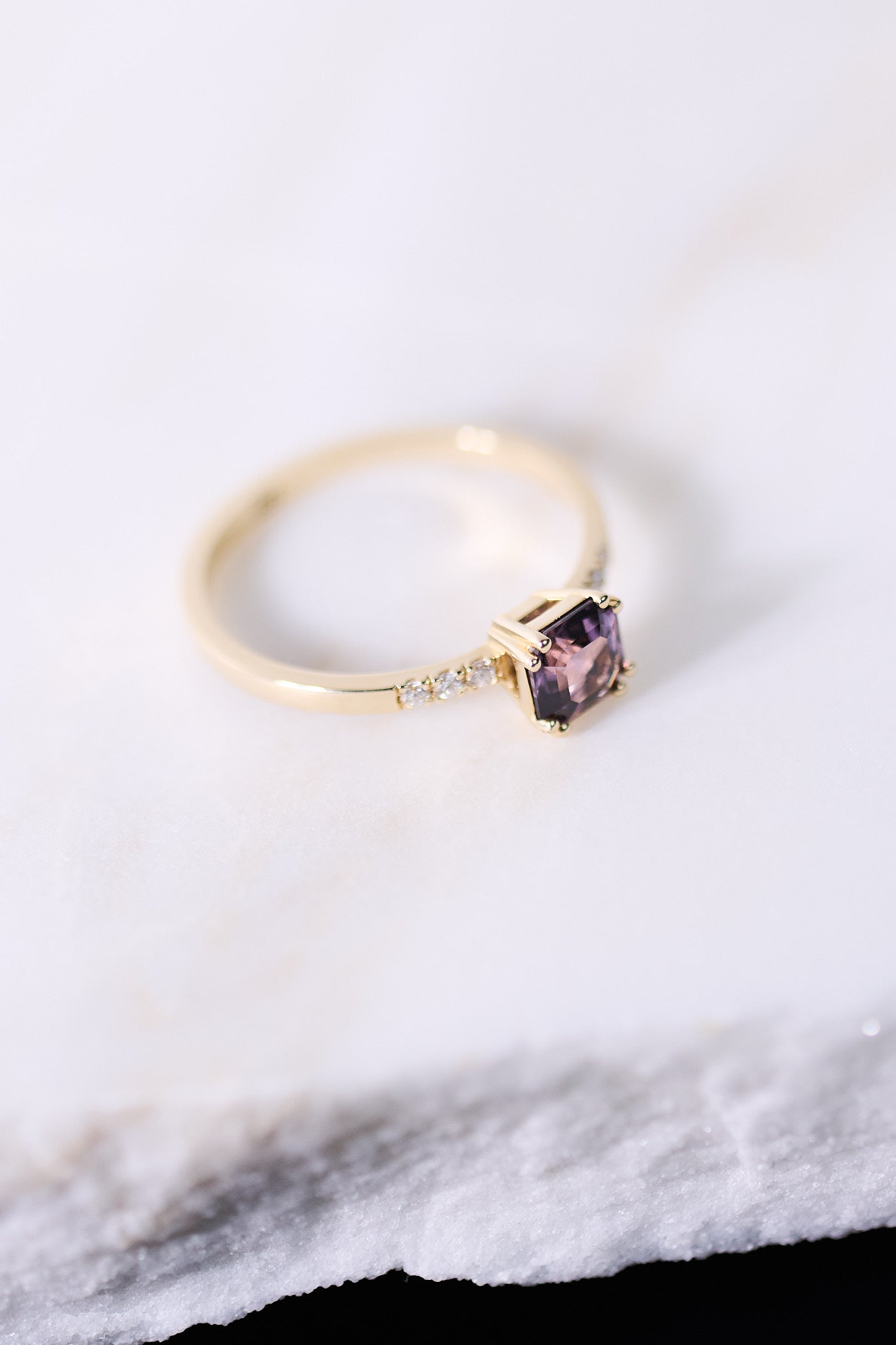 Pierścionek złoty ze spinelem i brylantami B One N°27 - BELLER: Official Online Store & Luxury Jewelry Atelier